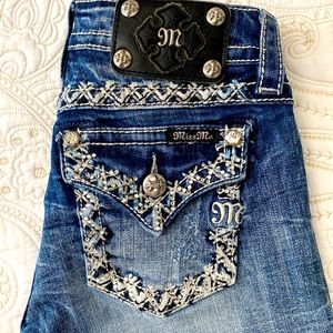 Like new Miss Me denim mid-shorts in sz 25.